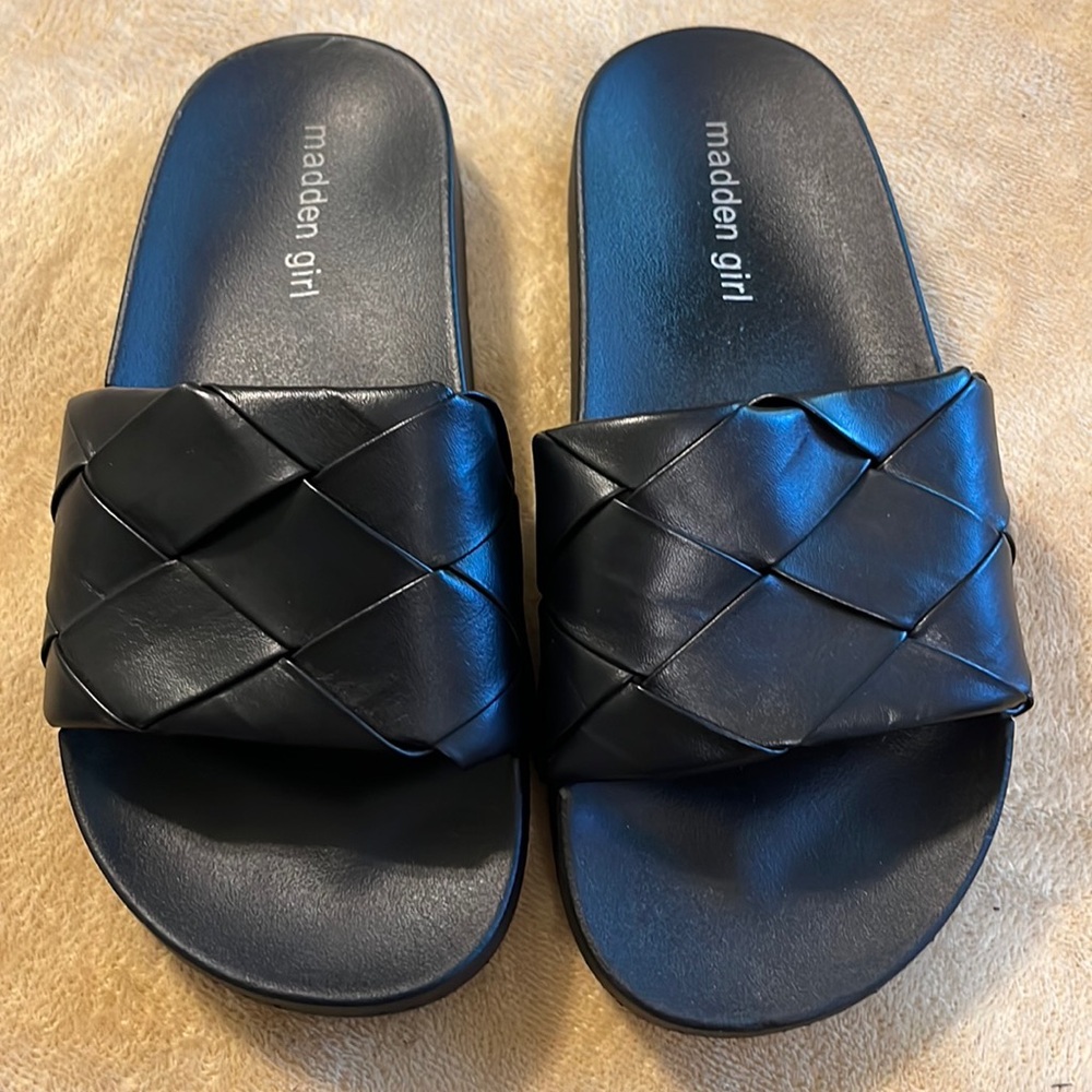 madden girl basket weave slip on sandals size 7 great condition
